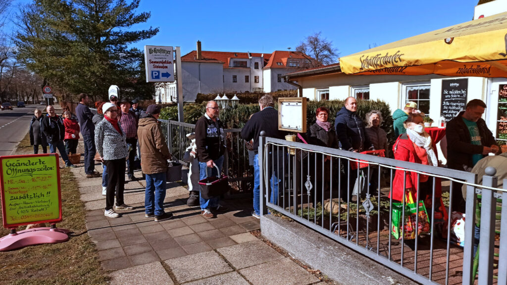 Sommerfelder Steinofen Anstehen zum Großen Eisbeinessen